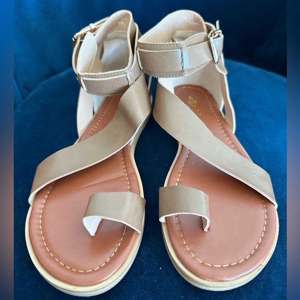 Brand new sandal size 7